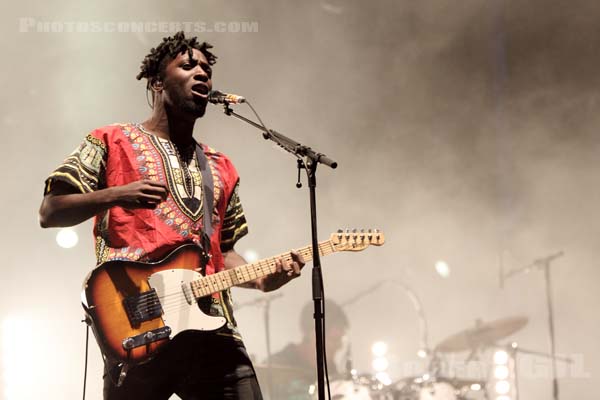 BLOC PARTY - 2009-08-28 - SAINT CLOUD - Domaine National - Scene de la Cascade - Rowland Kelechukwu Okereke